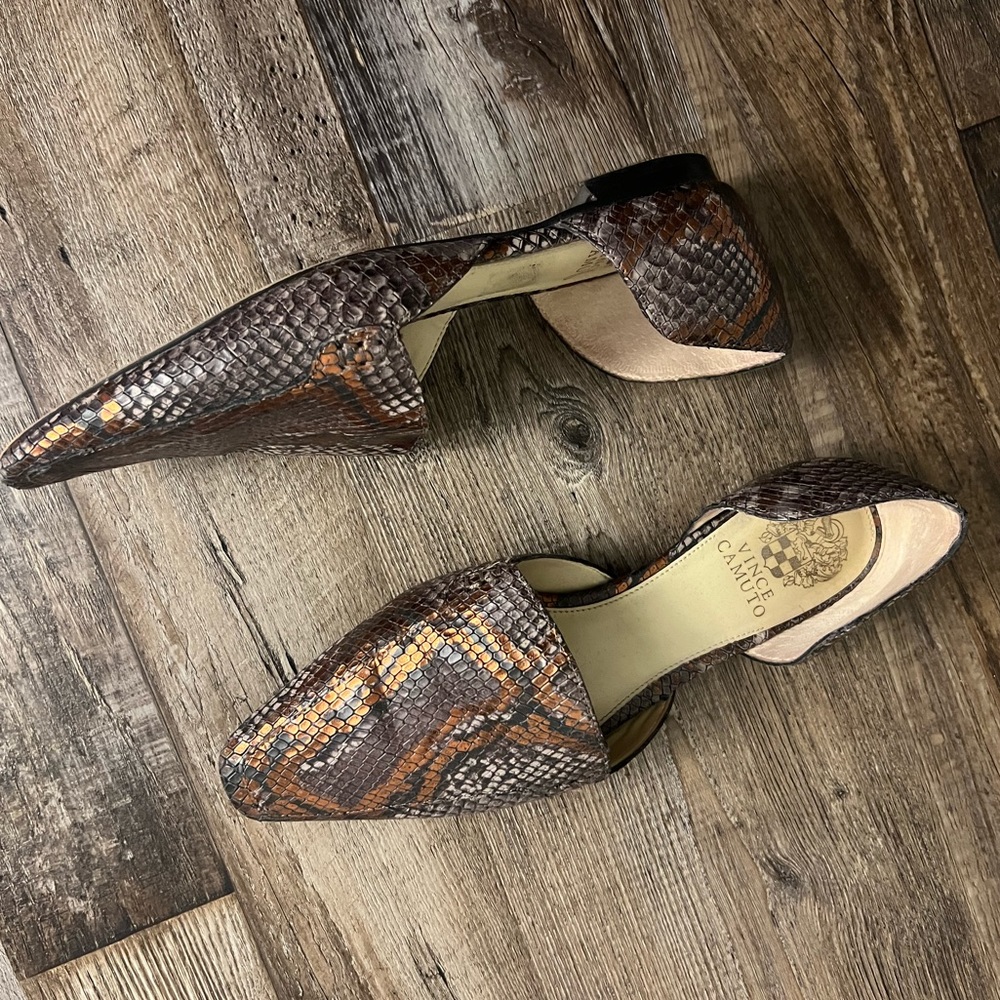Vince camuto snake skin flats size 8, like new